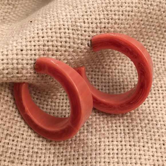 Vintage Jewelry - VTG Rose Colored Swirl Lucite Resin Hoop Earrings